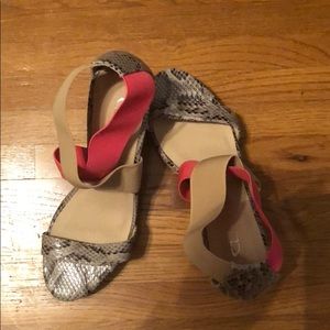 CL by laundry snakeskin/pink wedges